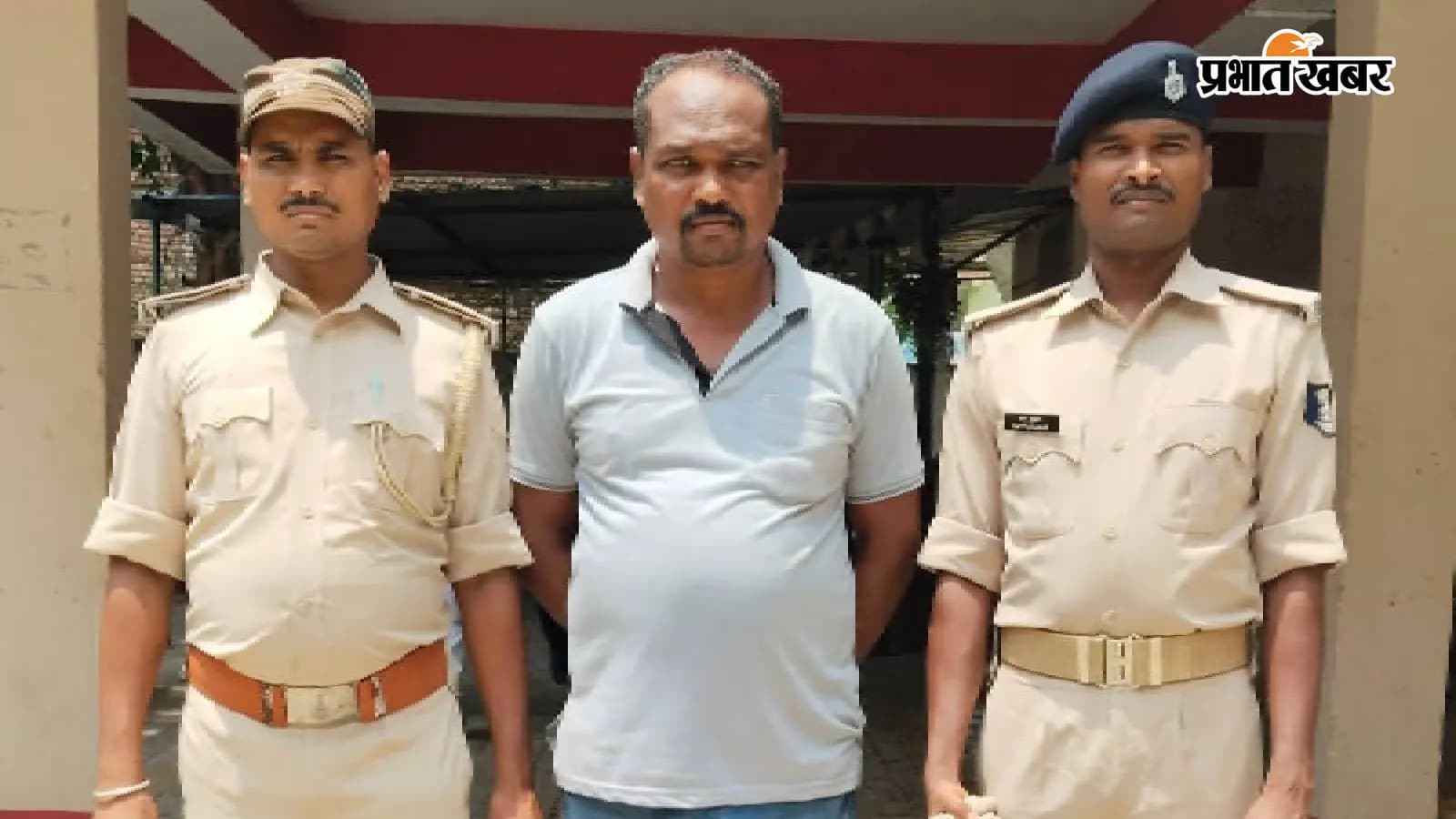 थाना परिसर से जेल जाता गिरफ्तार तस्कर थाना परिसर से जेल जाता गिरफ्तार तस्कर