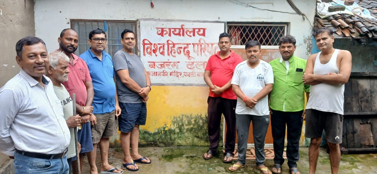 सेवा सप्ताह में बजरंग दल का पर्यावरण संदेश, मंदिर परिसर में लगाया पौधा और चलाया सफाई अभियान