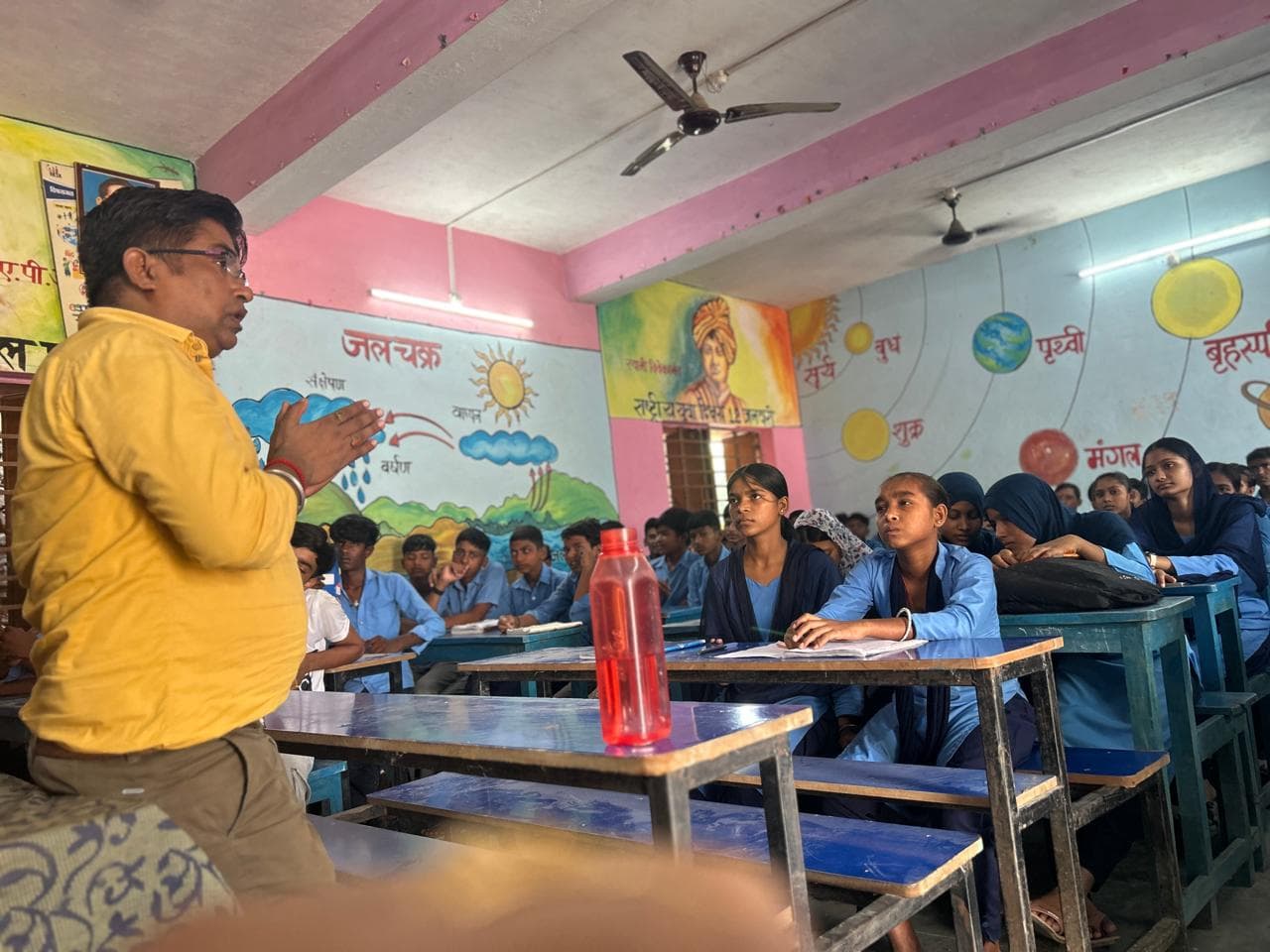 बेगूसराय के परना स्कूल में 'सखी वार्ता' कार्यक्रम, छात्र-छात्राओं को महिला सुरक्षा, साइबर क्राइम और सरकारी योजनाओं की दी जानकारी