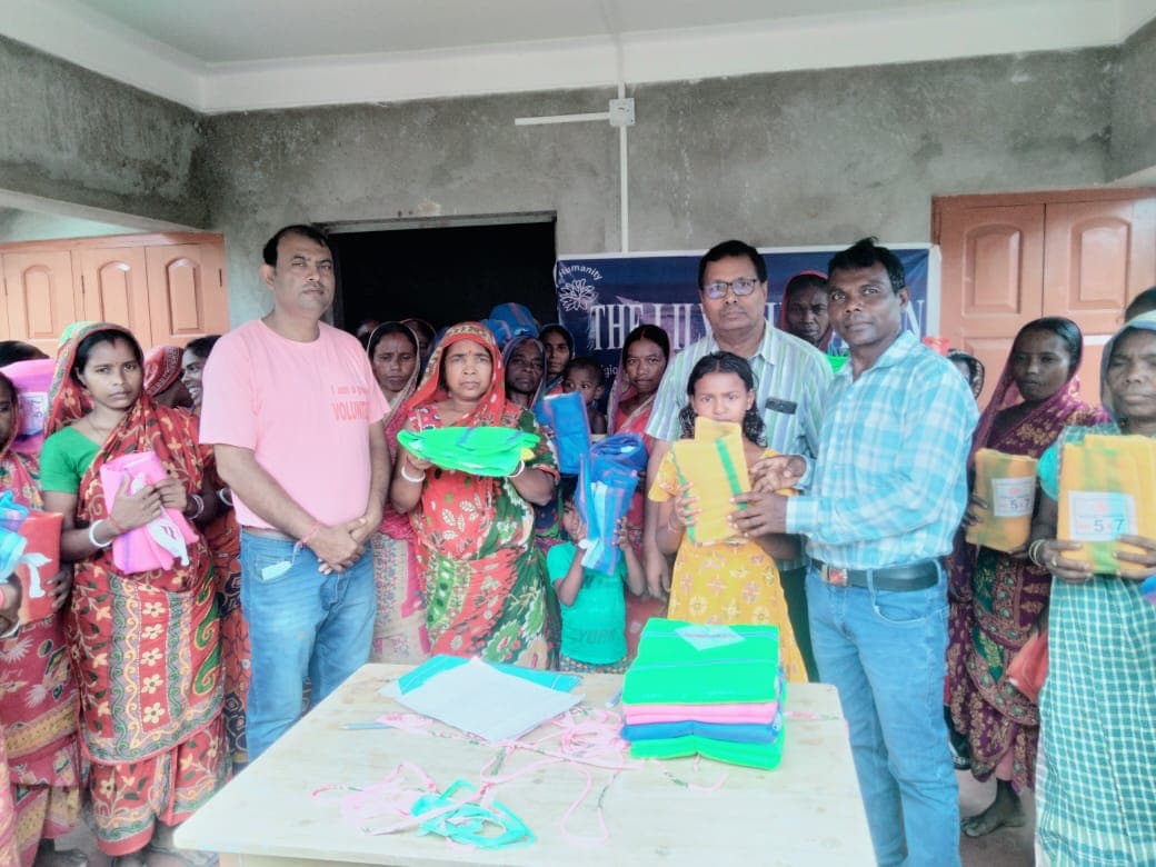 झाटीझरना में 50 ग्रामीणों के बीच मलेरिया से बचाव के लिए मच्छरदानी बंटा