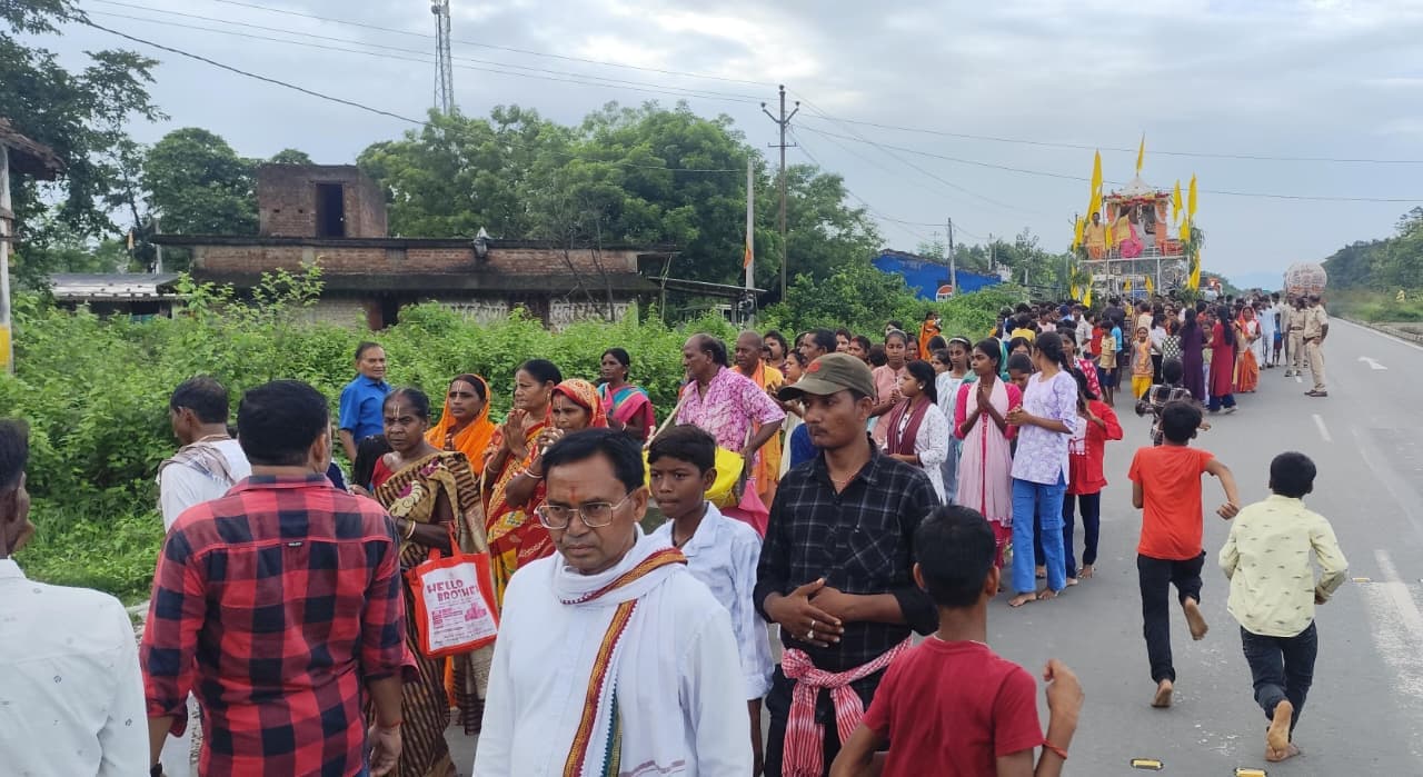 गालूडीह और दारीसाई में गाजे-बाजे और कीर्तन मंडली के साथ निकाली गयी रथ यात्रा, जयघोष से गूंजा इलाका