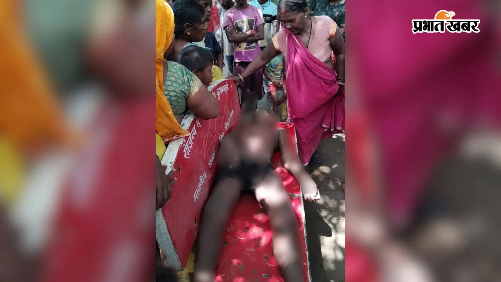 युवक के शव के साथ परिजन युवक के शव के साथ परिजन