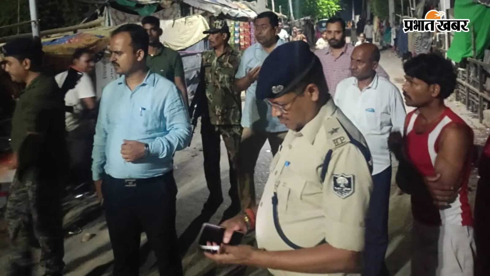 अदरी नदी इलाके का जायजा लेते एसडीओ अदरी नदी इलाके का जायजा लेते एसडीओ