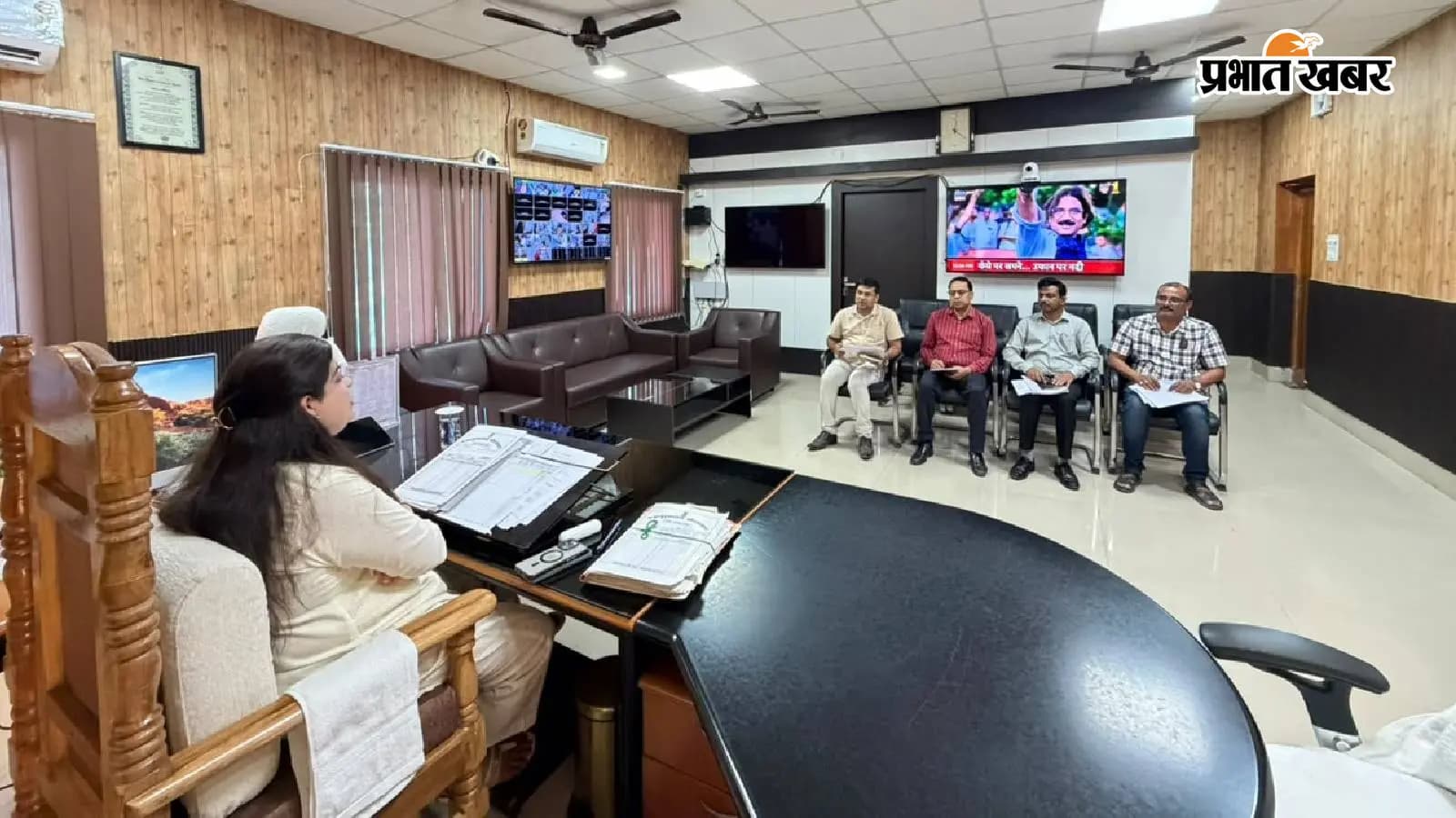 अधिकारियों के साथ बैठक करतीं जिलाधिकारी अधिकारियों के साथ बैठक करतीं जिलाधिकारी
