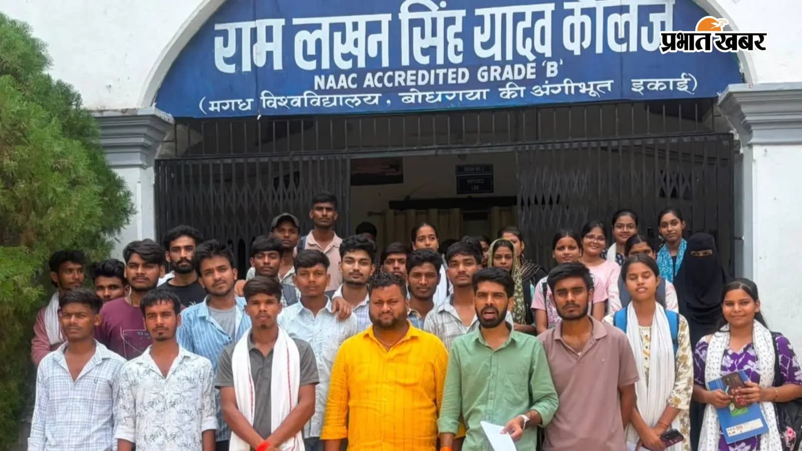 विरोध जताने पहुंचे अभाविप कार्यकर्ता विरोध जताने पहुंचे अभाविप कार्यकर्ता