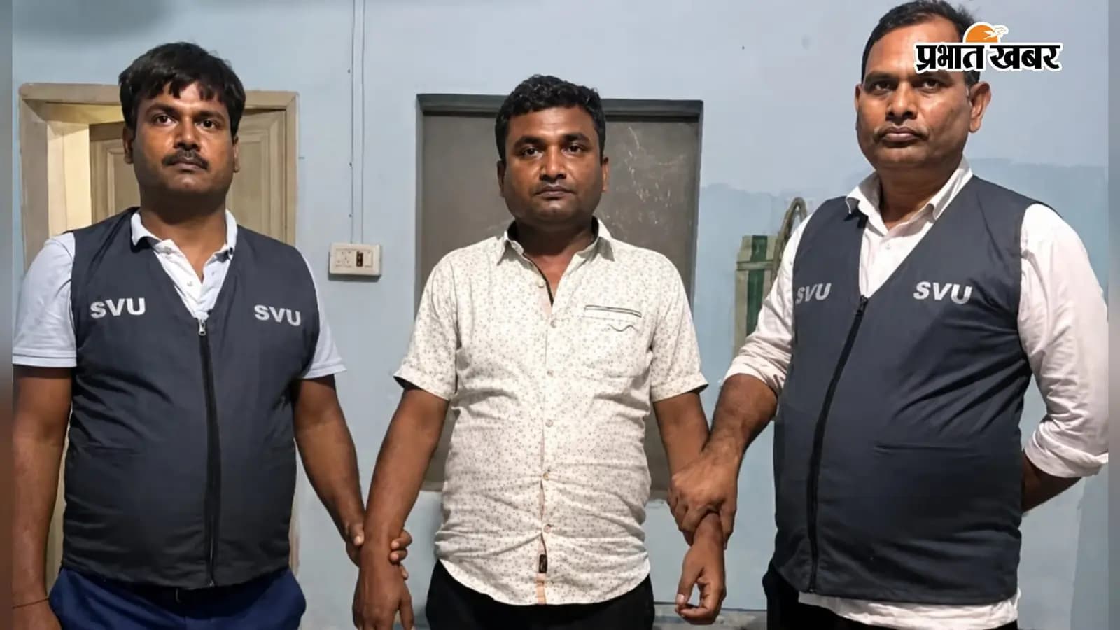 निगरानी टीम की गिरफ्त में बीडीओ राजकुमार चौधरी. निगरानी टीम की गिरफ्त में बीडीओ राजकुमार चौधरी.