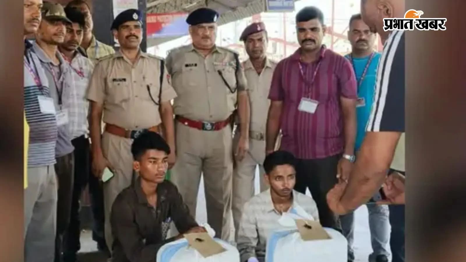 गया स्टेशन पर 12 किलो गांजा जब्त, 2 गिरफ्तार गया स्टेशन पर 12 किलो गांजा जब्त, 2 गिरफ्तार