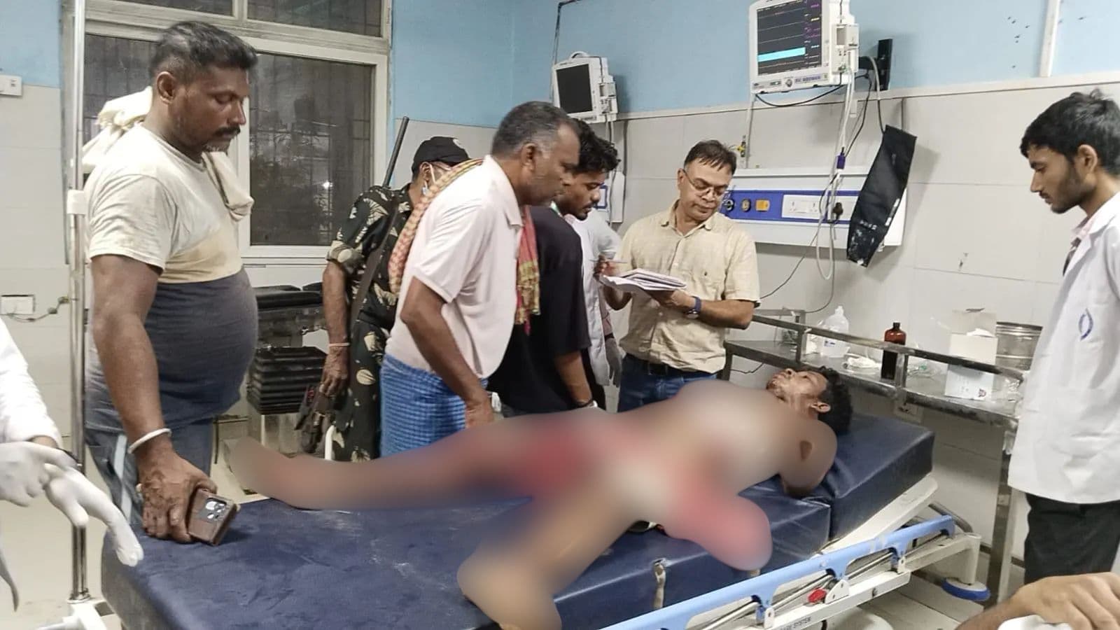 घायल व्यक्ति का इलाज चल रहा