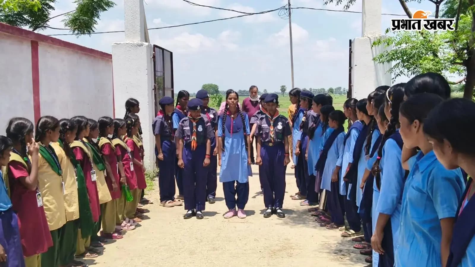 स्काउट-गाइड प्रशिक्षण से छात्र- छात्राएं सीख रहे आपदा प्रबंधन के गुर ,निखर रहा है नेतृत्व प्रबंधन और सेवा का जज्बा स्काउट-गाइड प्रशिक्षण से छात्र- छात्राएं सीख रहे आपदा प्रबंधन के गुर ,निखर रहा है नेतृत्व प्रबंधन और सेवा का जज्बा