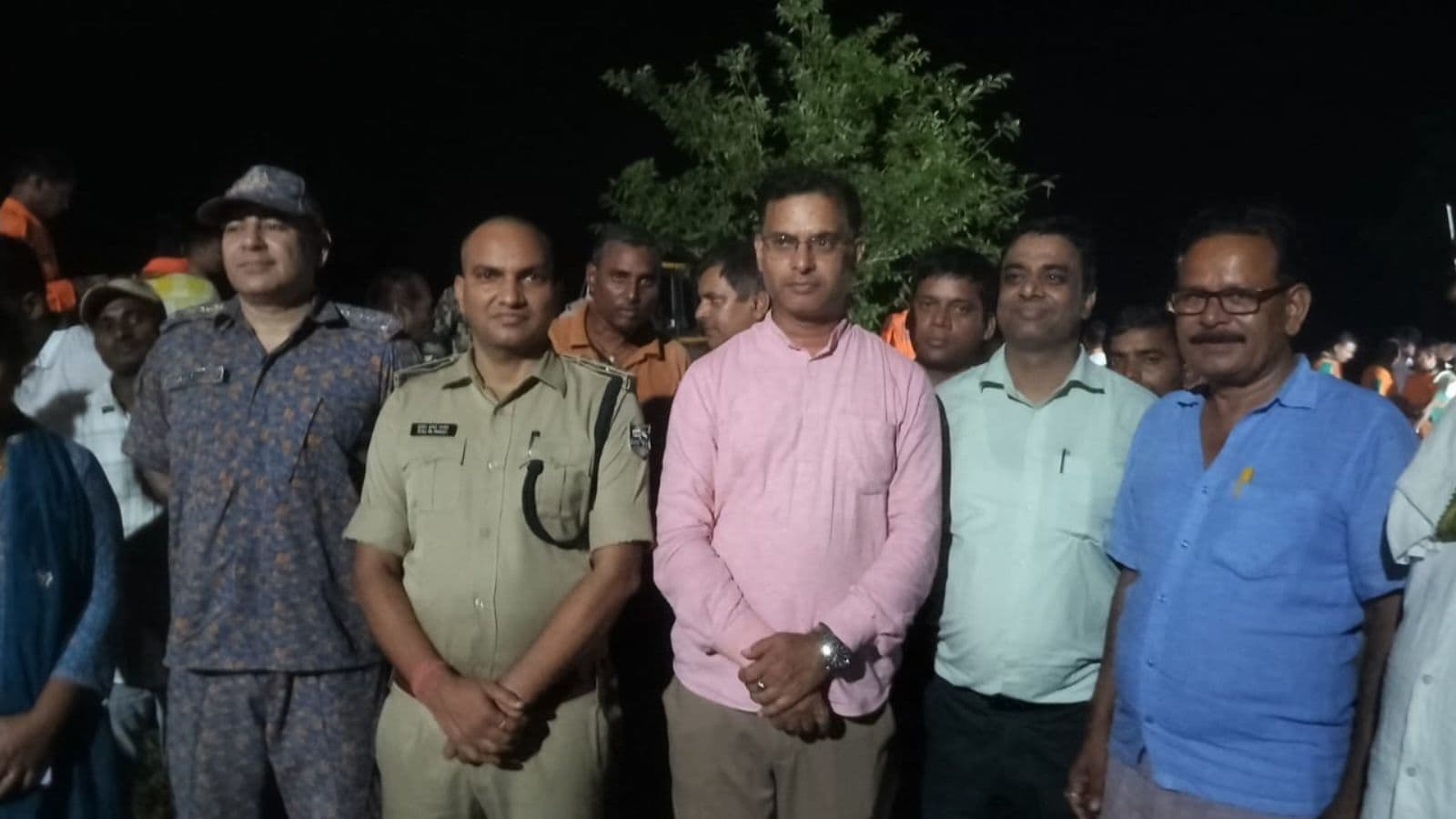 मौके पर मौजूद स्थानीय अधिकारी