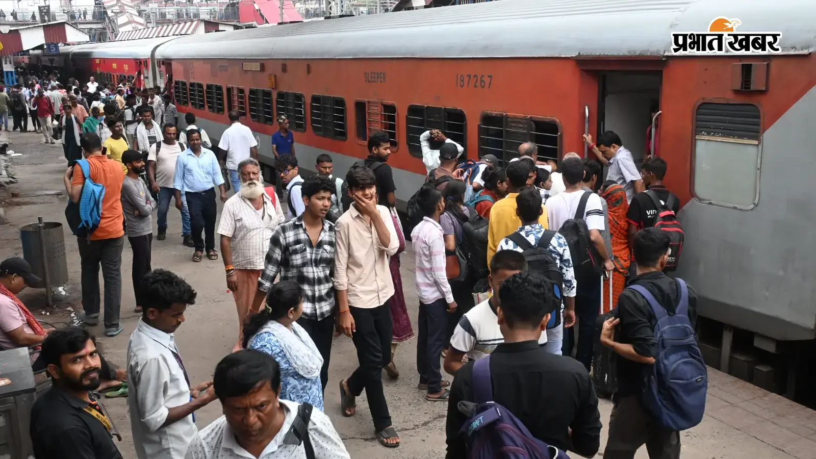 लखीसराय में रेलवे ट्रैक डूबने से पटना आने वाली कई ट्रेनें घंटों लेट, यात्रियों की बढ़ी परेशानी