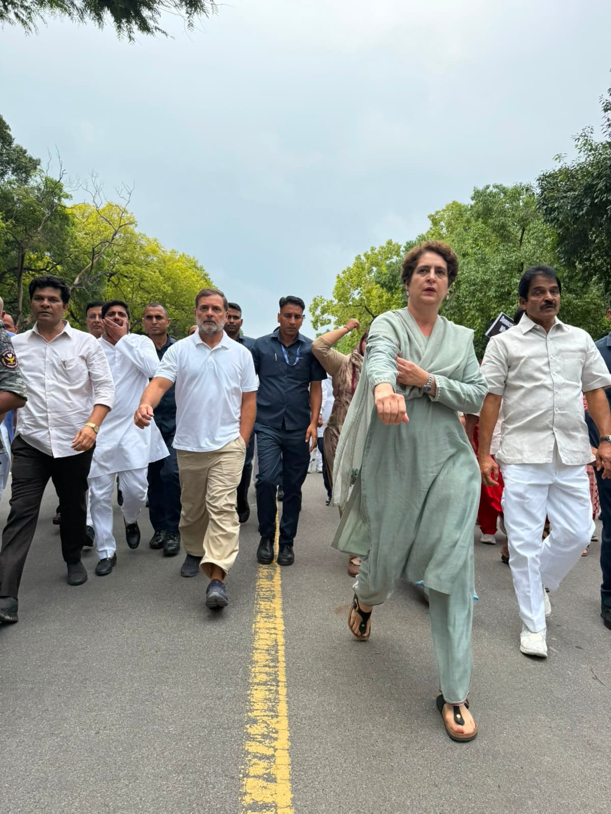 प्रियंका गांधी का सरकार पर निशाना