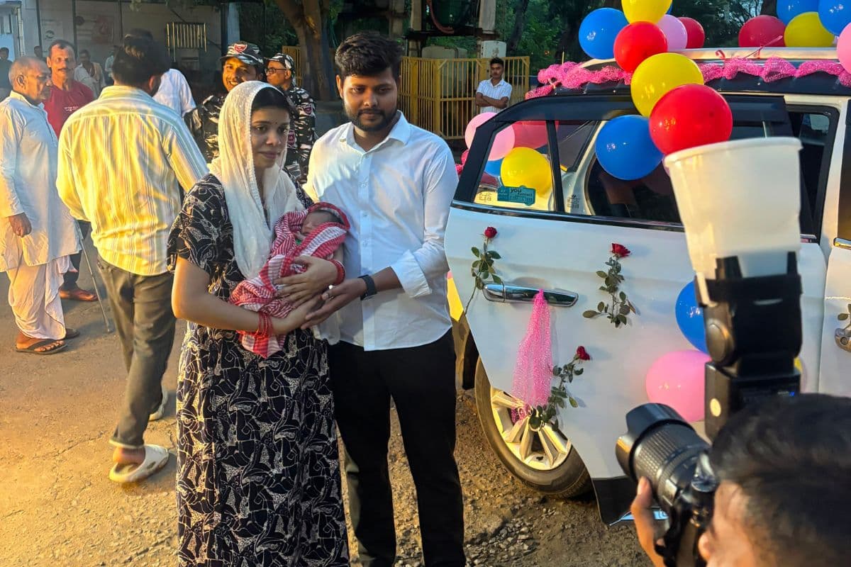 सदर अस्पताल परिसर में गोद में बच्ची के साथ पूजा चौधरी व साथ में पति नीतेश चौधरी.