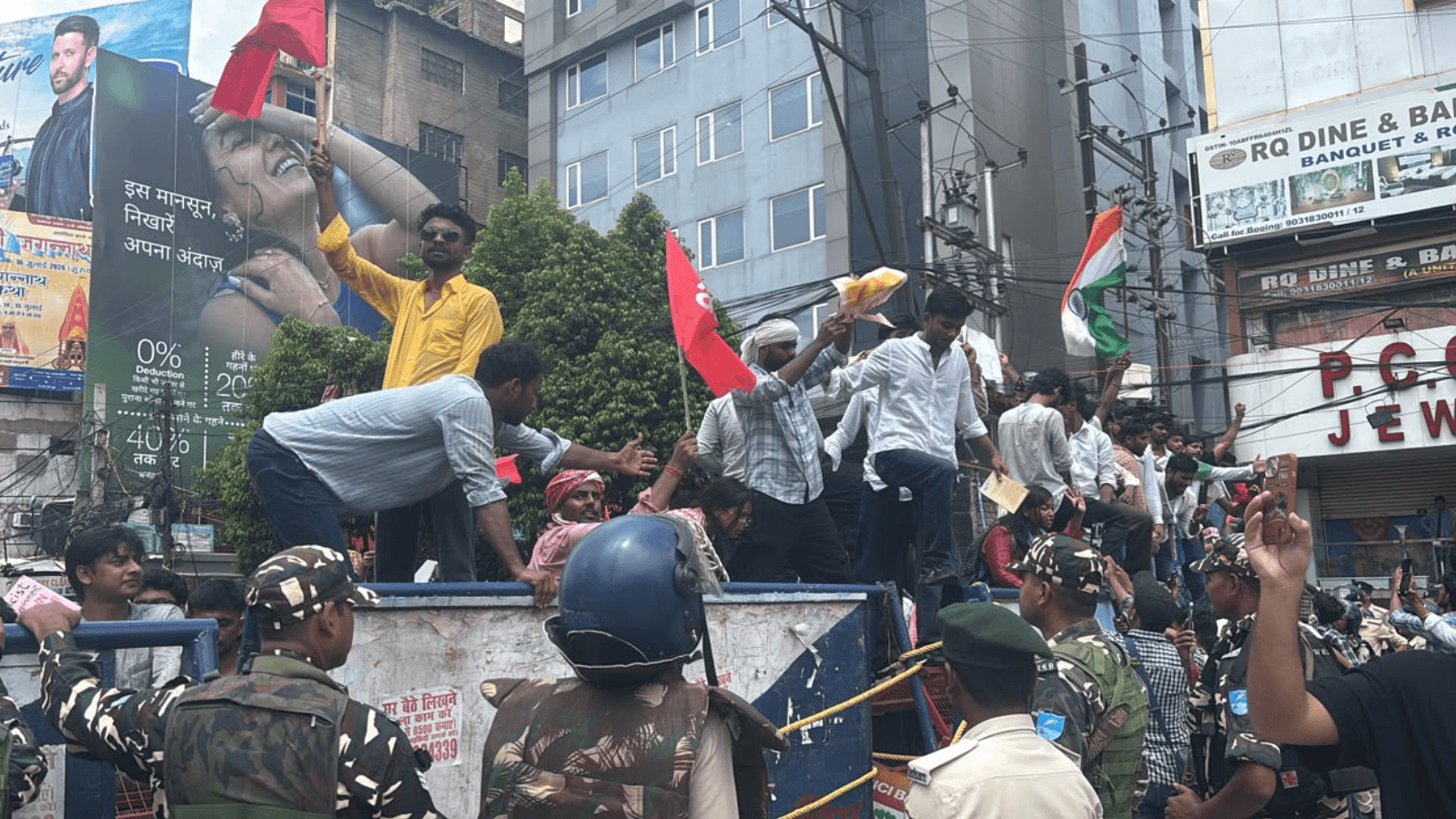 बैरिकेड़िंग तोड़ कर डाकबंगला चौराहा तक पहुंचे छात्र