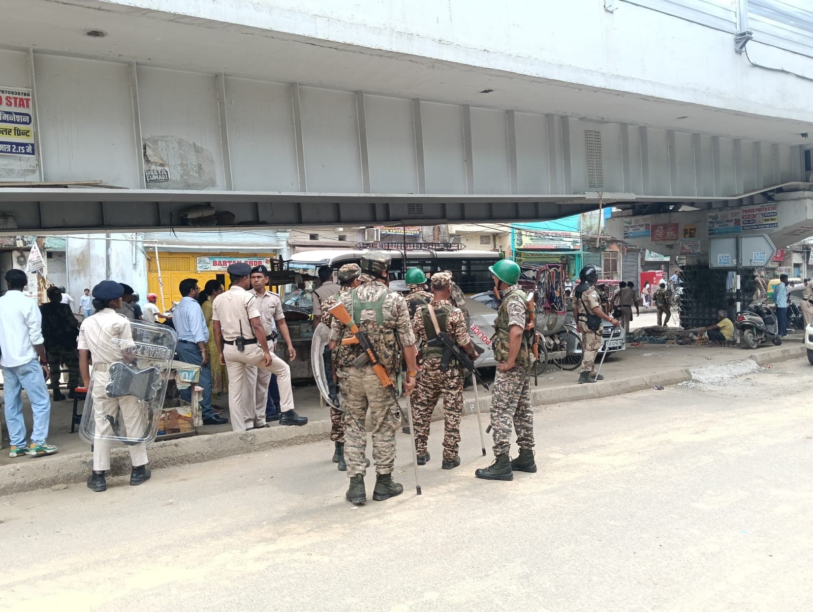 अशोक राजपथ फ्लाईओवर के नीचे सुरक्षा का कड़ा पहरा