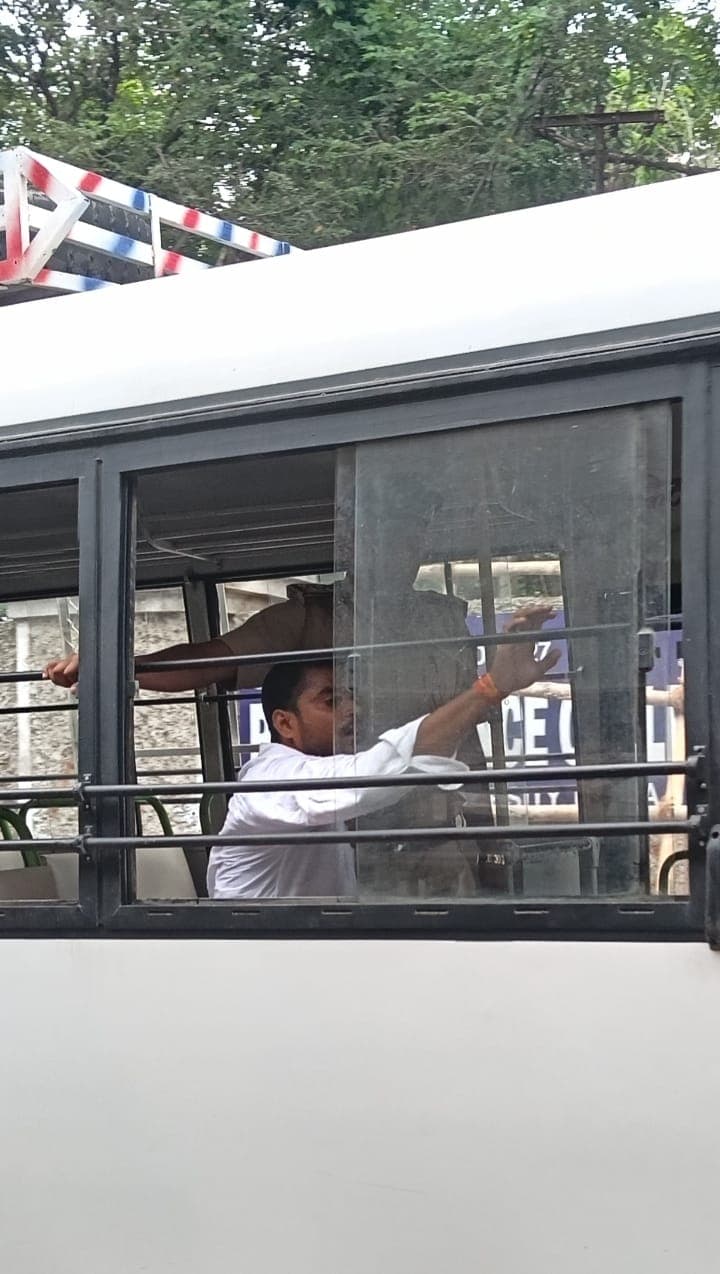 हिरासत में लिए गए प्रदर्शनकारी, पुलिस ने मौके से हटाकर भेजा थाने