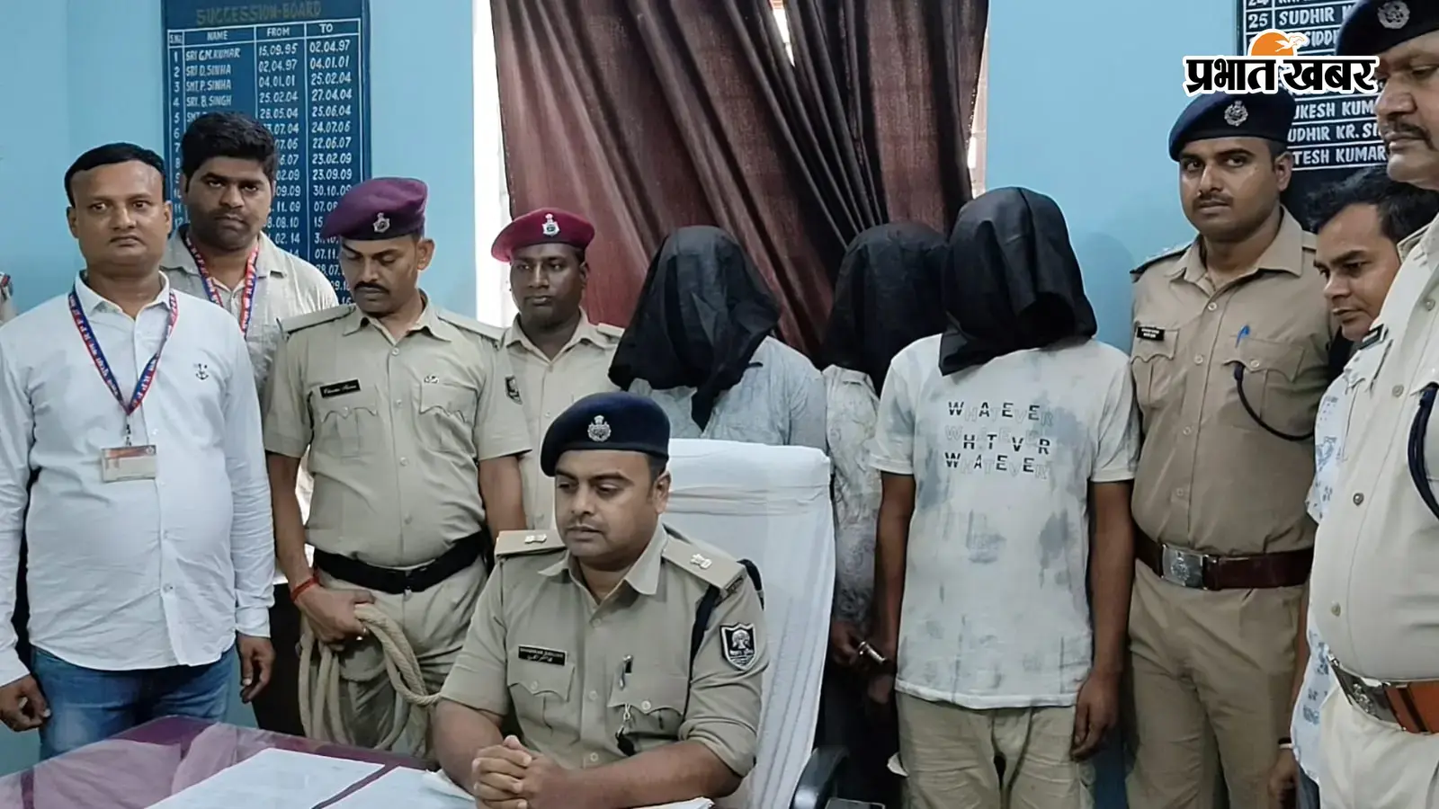 पटना: चलती ट्रेनों में चोरी करने वाले गिरोह का पर्दाफाश, तीन बदमाश और जेवर गलाने वाला दुकानदार गिरफ्तार