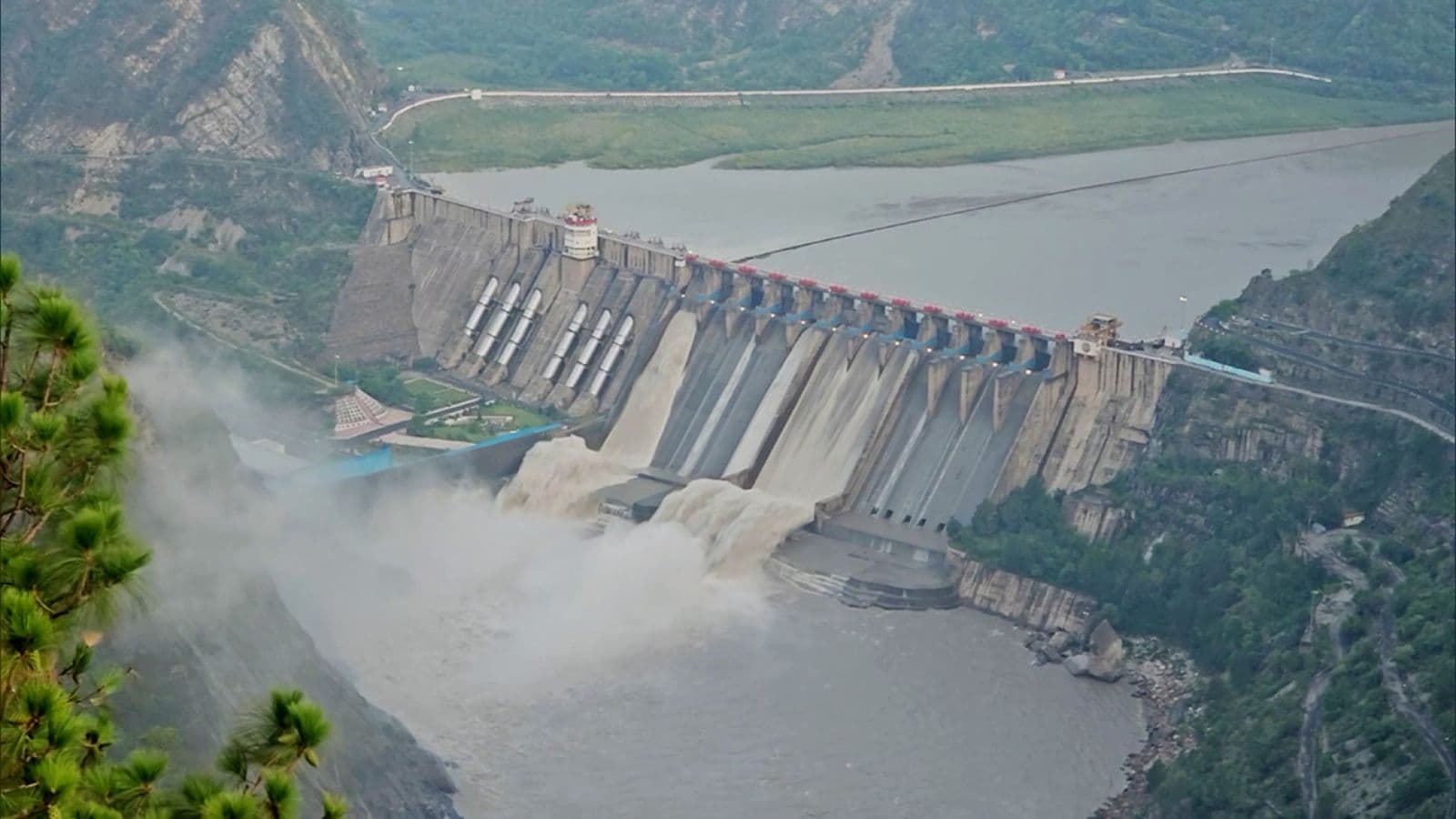 नदियां उफान पर, निचले इलाकों में बाढ़ का खतरा
