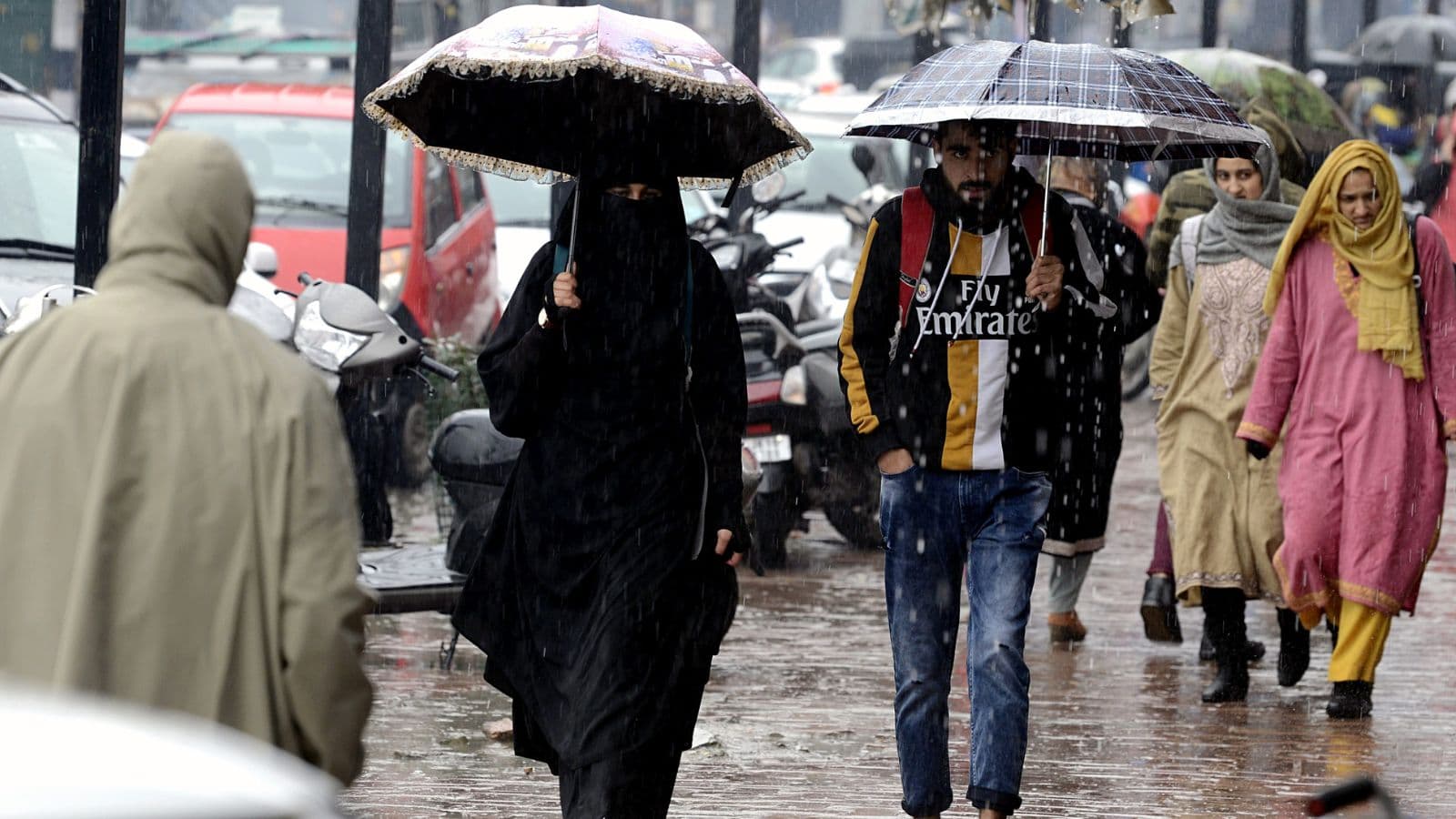 कई इलाकों में भारी बारिश दर्ज
