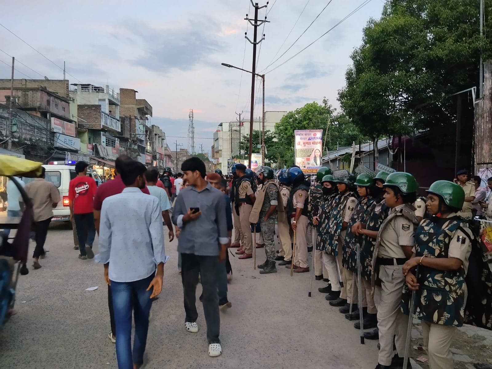 विरोध प्रदर्शन करते कांग्रेस कार्यकर्ता