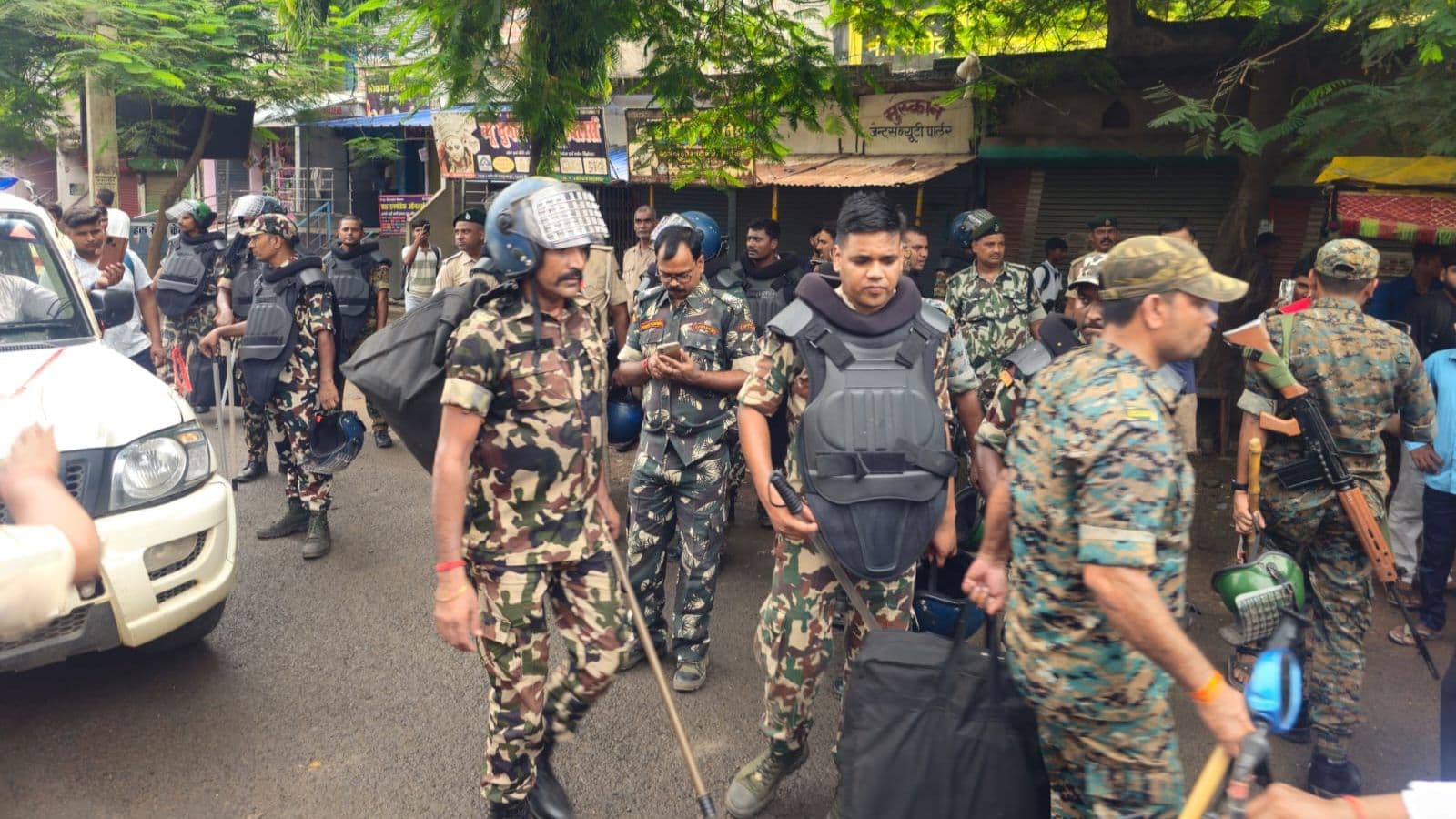 सुरक्षा में तैनात सुरक्षाकर्मी.