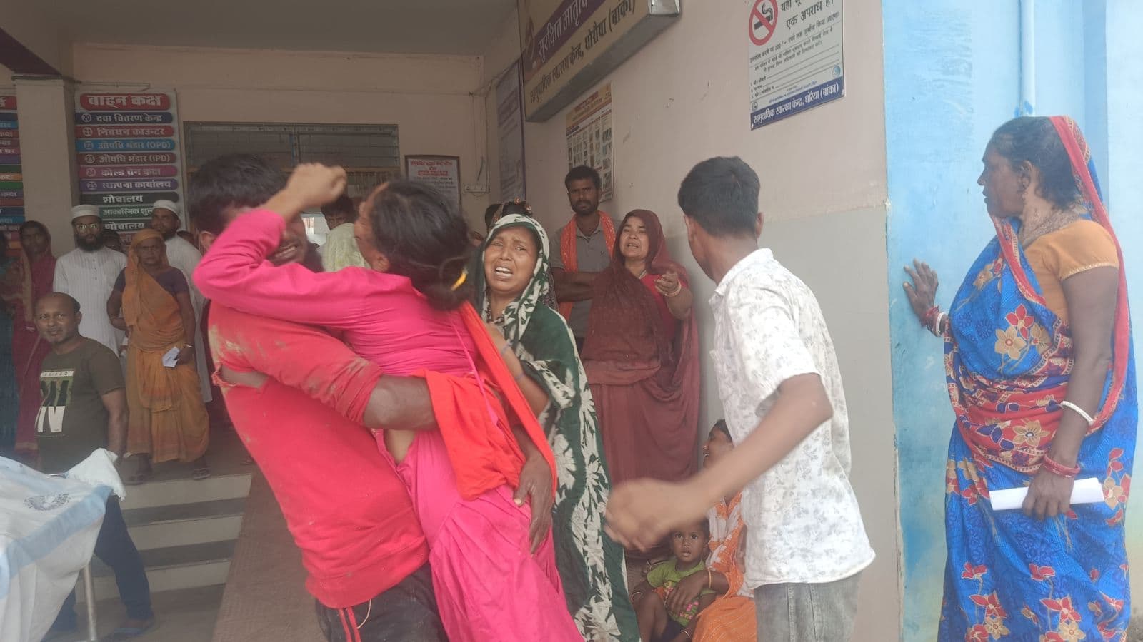 अस्पताल में रोते-बिलखते परिजन.