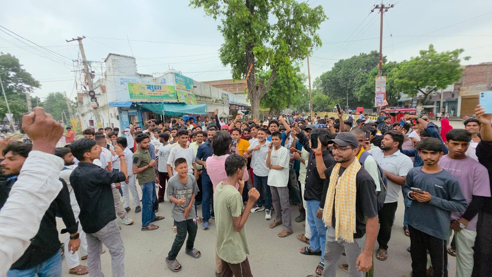 अंबेडकर चौक पर प्रदर्शन करते छात्रों की भीड़