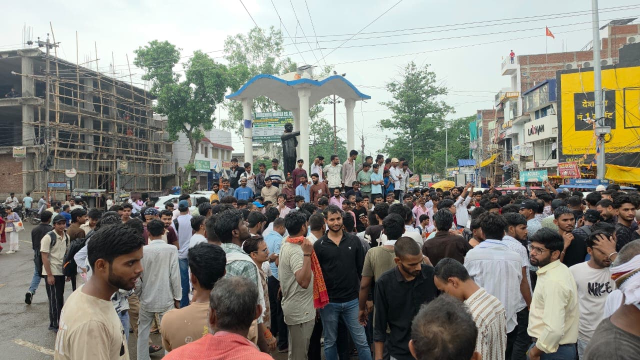 प्रदर्शनकारियों ने केंद्रीय शिक्षा मंत्री धर्मेंद्र प्रधान के इस्तीफे की मांग