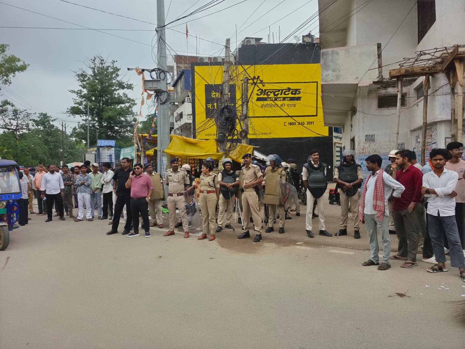 अंबेडकर चौक पर प्रदर्शन के दौरान तैनात पुलिस टीम