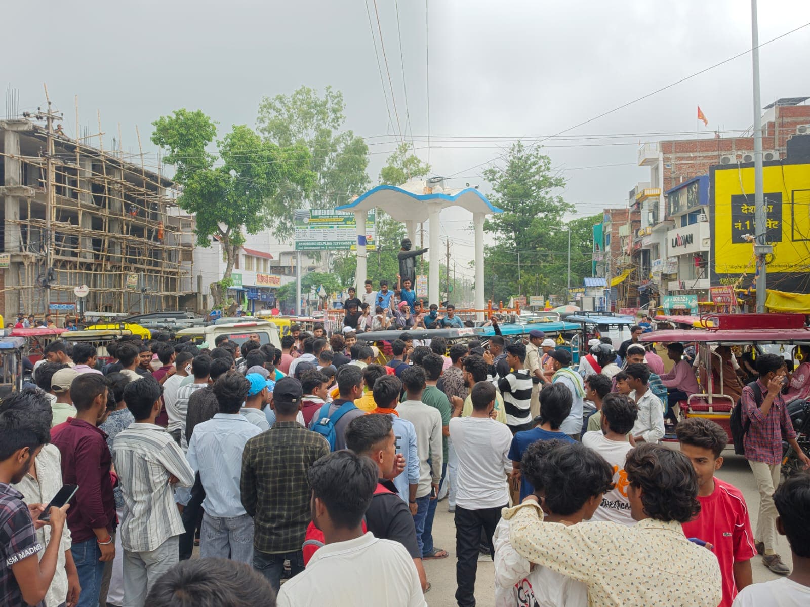 सरकार के खिलाफ़ नारे लगाते छात्र