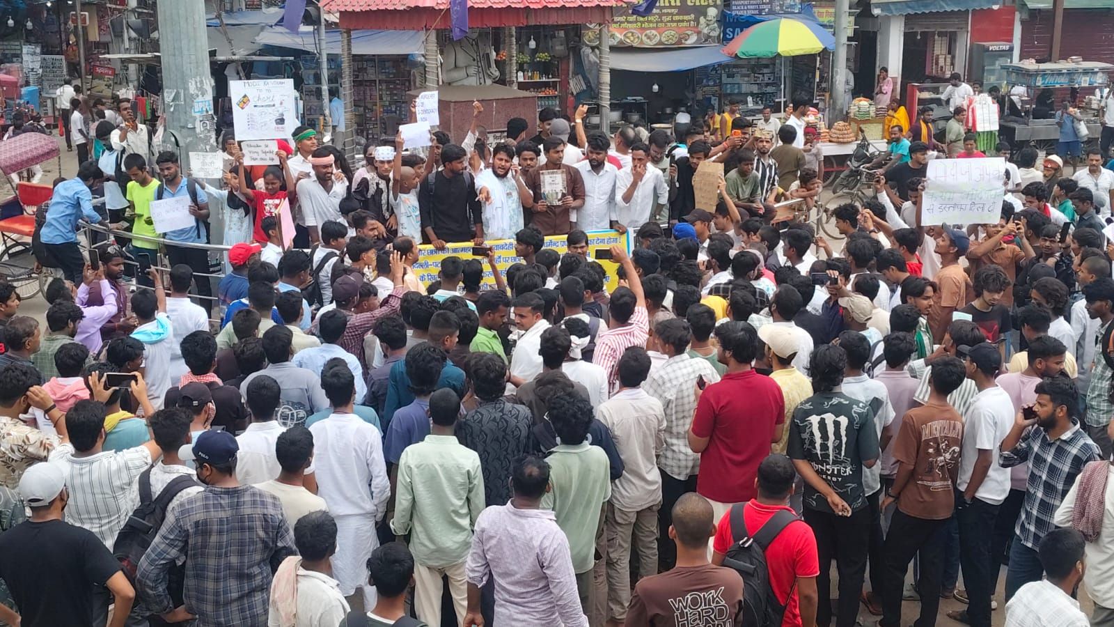 हाथ में तख्तियां लेकर नारे लगाते छात्र 