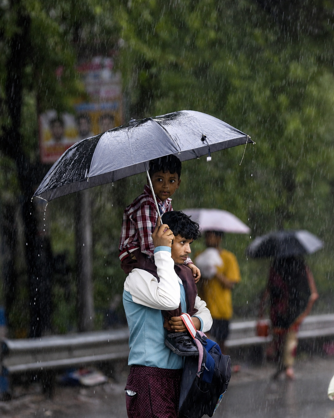 बारिश में पिता का कंधा बना सबसे सुरक्षित सहारा