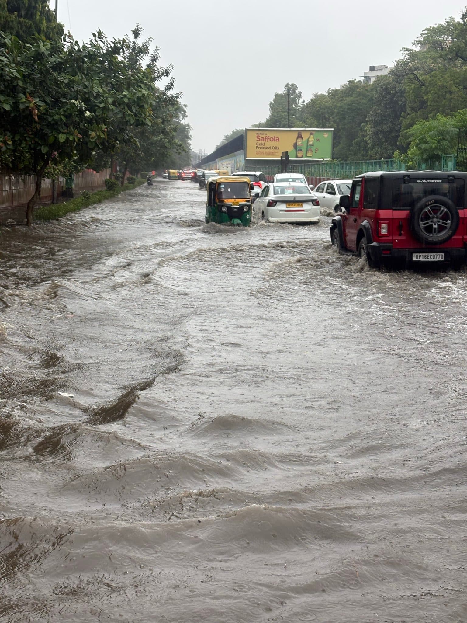 तालाब बनी सड़कें