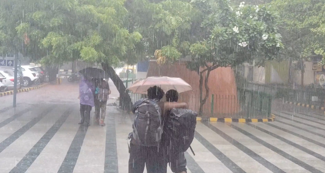 बारिश के बीच नहीं रुकती पढाई