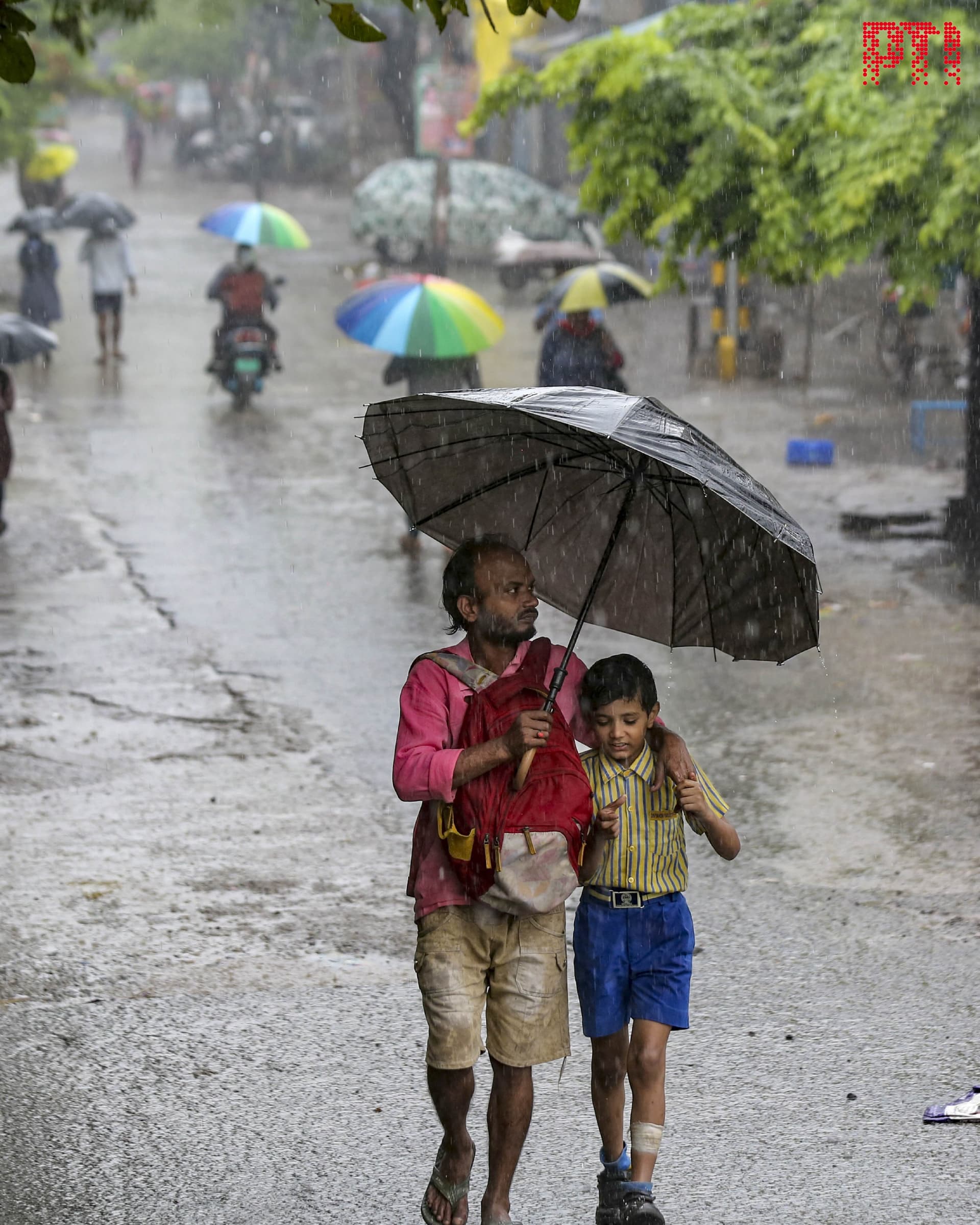 बारिश में भी स्कूल का सफर नहीं रुका