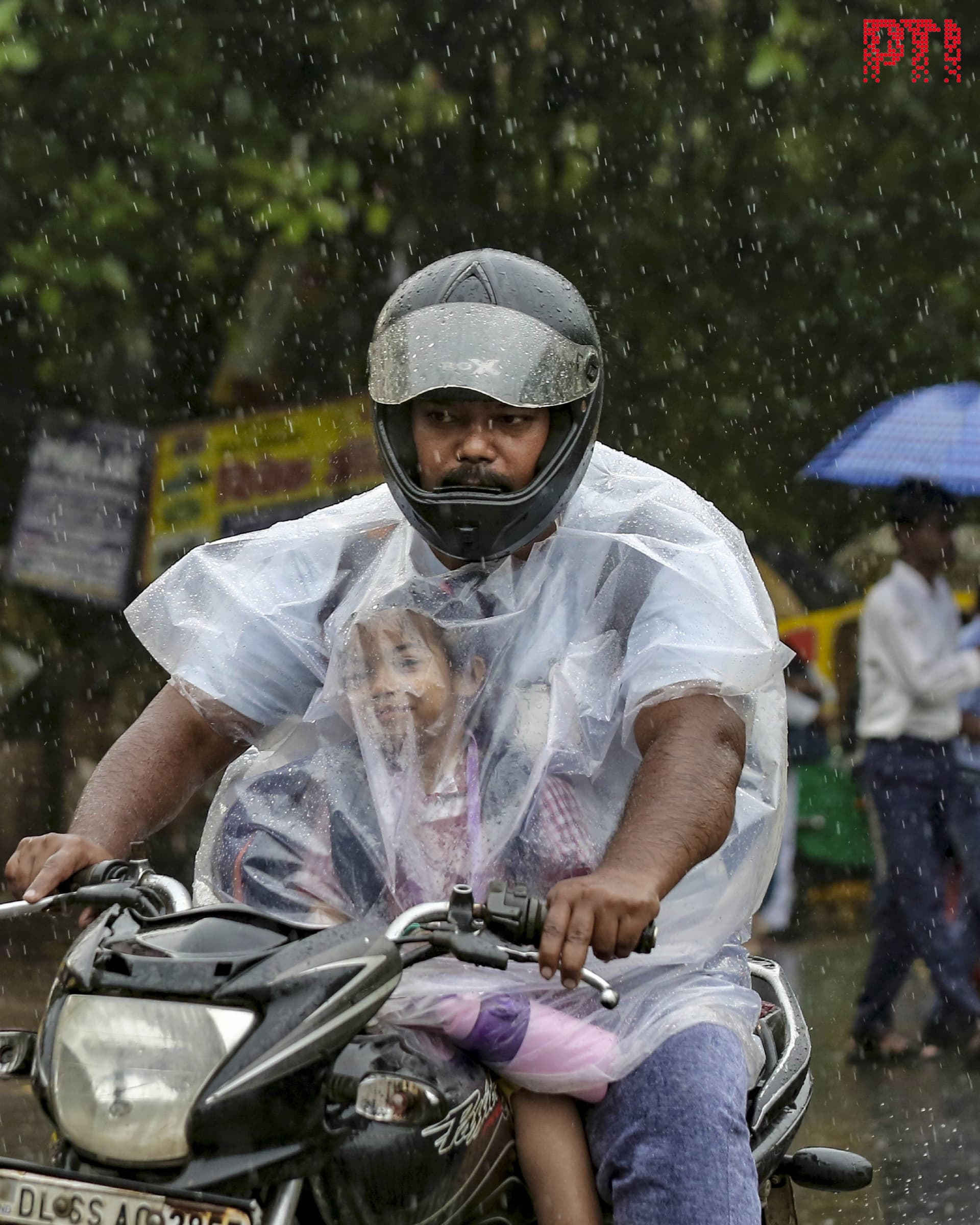 रेनकोट की ओट में बचपन की मुस्कान