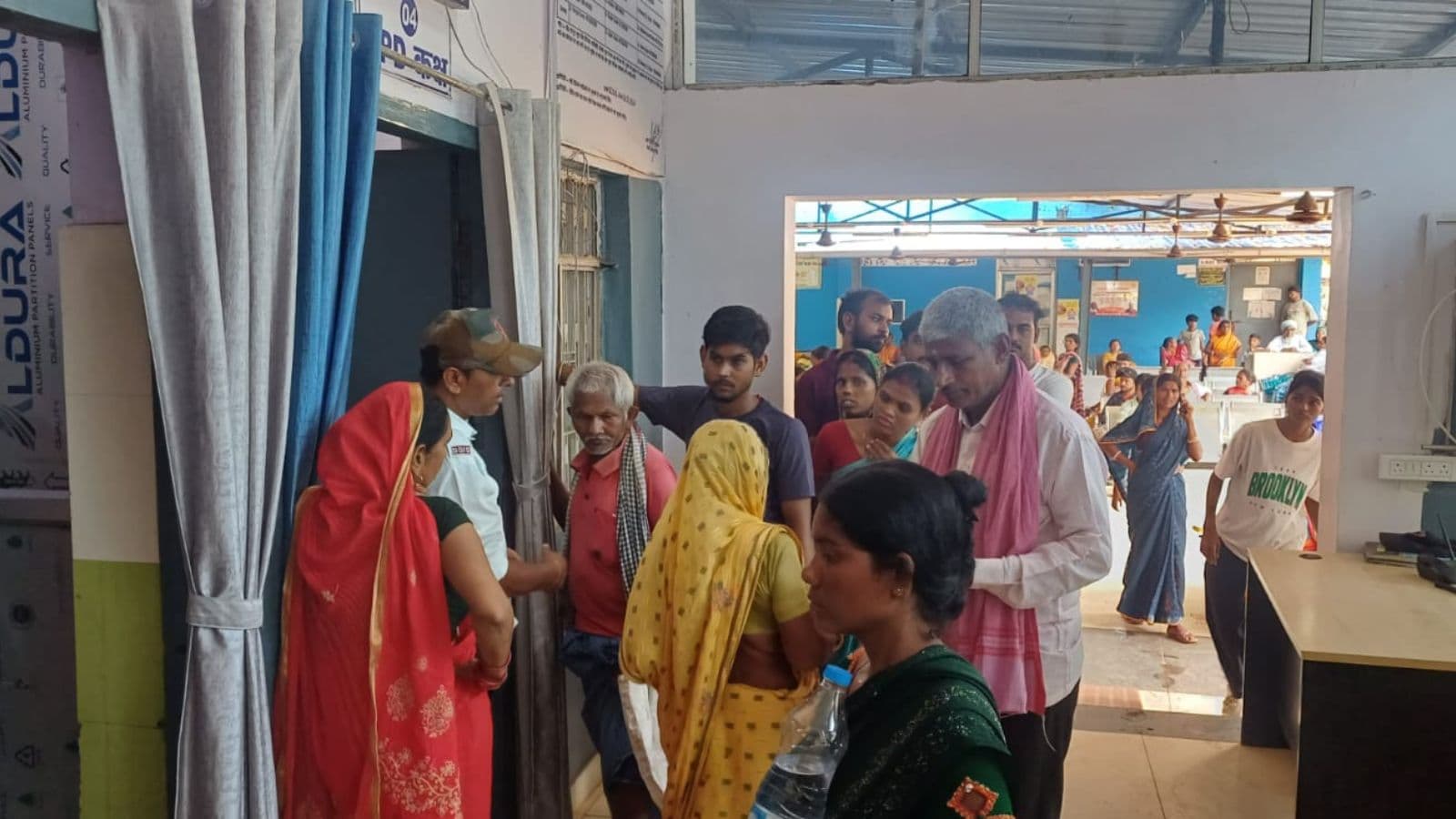 अस्पताल में ग्रामीणों की भीड़.
