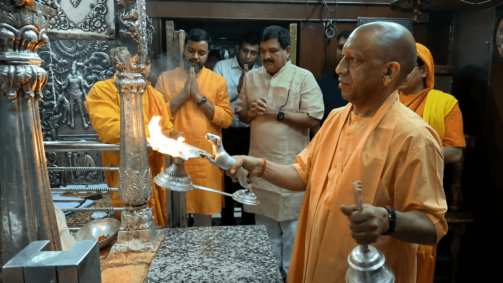 दर्शन पूजा-आतरी करते यीएम योगी