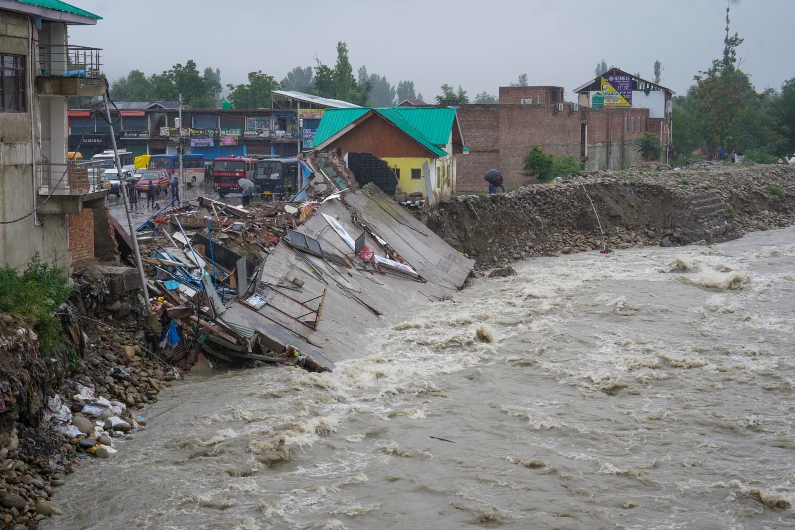 कश्मीर घाटी में भी तेज बौछारें
