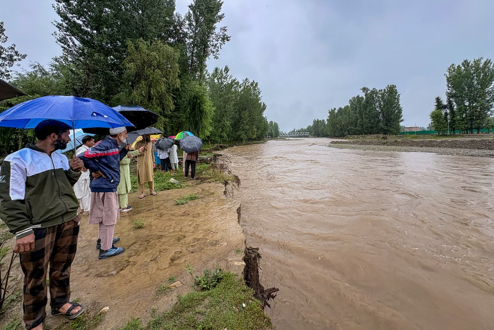 बारिश से गिरा तापमान
