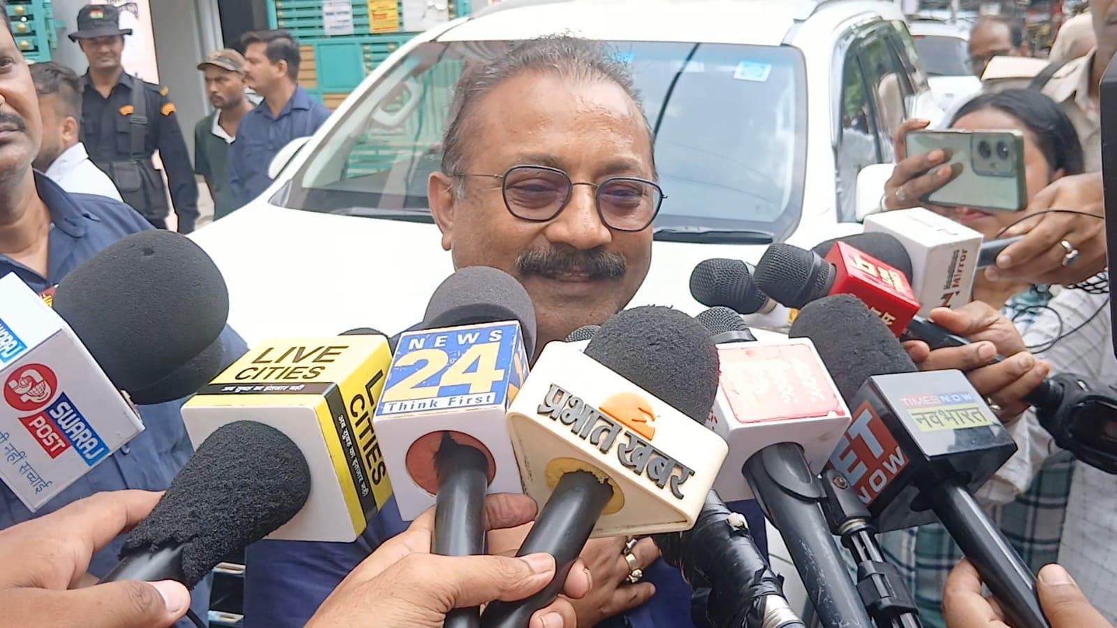 वोट डालने के बाद मीडिया से बातचीत करते मंत्री अशोक चौधरी 