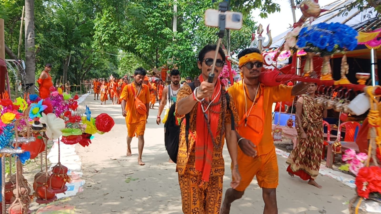 बाबाधाम जाते कांवरिये.