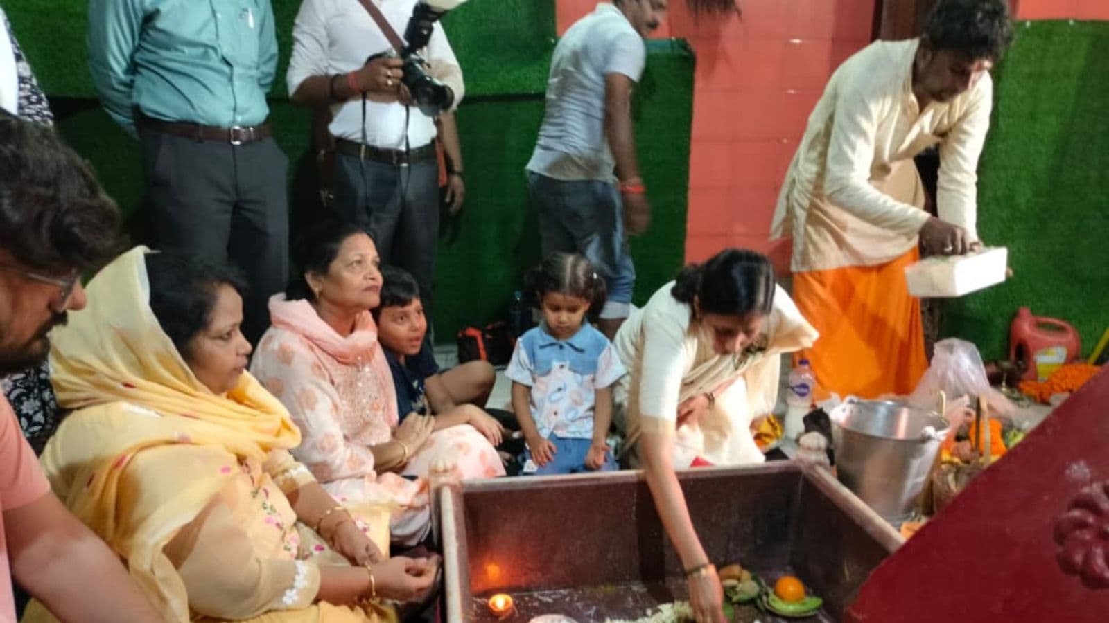 बटेश्वर स्थान में पूजा करती डीएम.