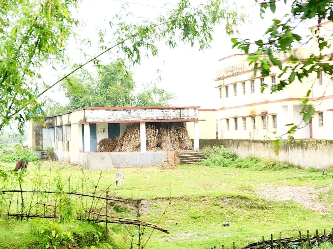 जनता के लिए बना था सामुदायिक भवन, अब जलावन और भूसा रखने का बना ठिकाना