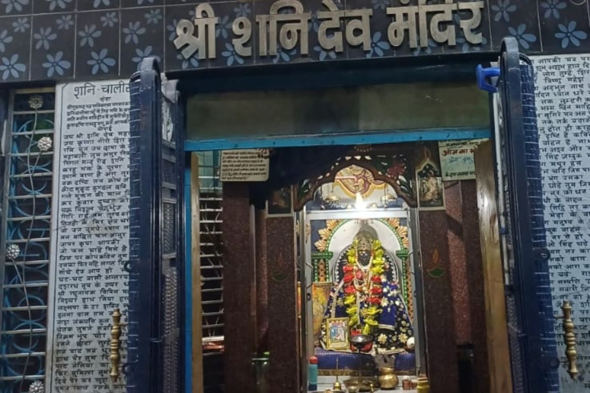 शनिवार को मयूर चौक शनि मंदिर में उमड़ी श्रद्धालुओं की भीड़, शाम 7 बजे हुई भव्य आरती