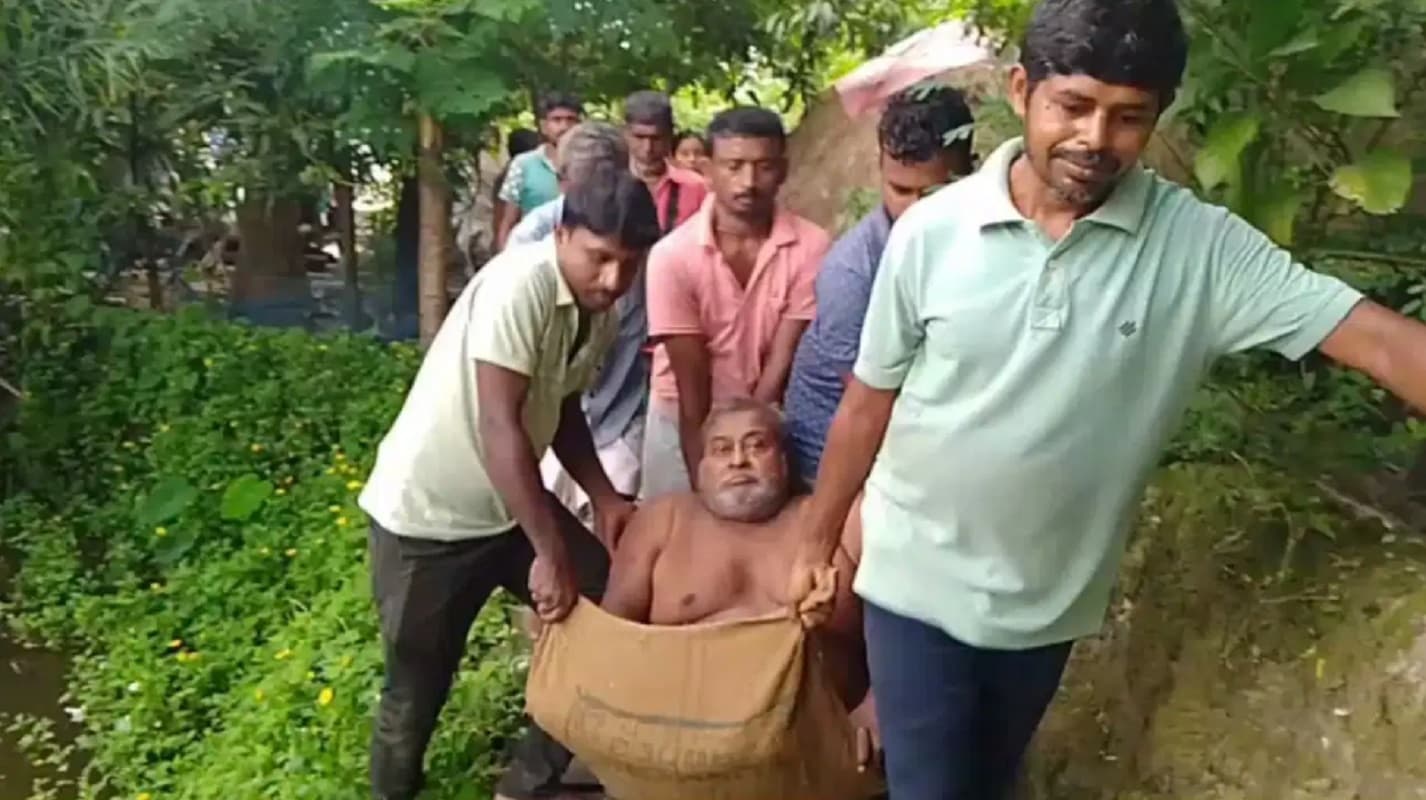 बंगाल के इस इलाके में एंबुलेंस से नहीं जूट की बोरी में टांग कर अस्पताल पहुंचाए जाते हैं मरीज