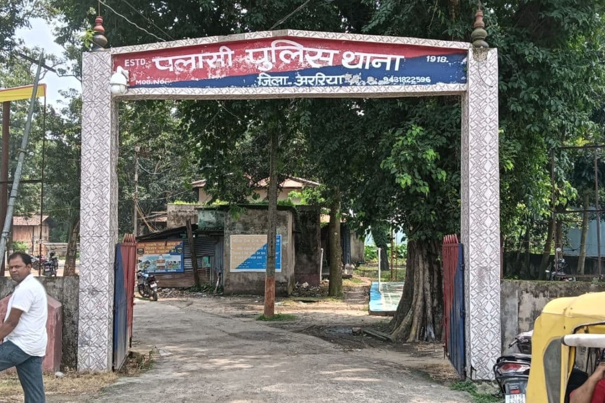 अररिया में घर लौट रहे बुजुर्ग पर चाकू से जानलेवा हमला,भाग रहे आरोपी को ग्रामीणों ने दबोचा