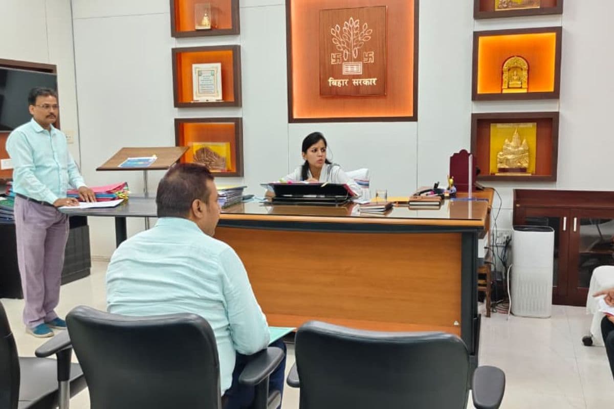 नालंदा : बिजली पोल, जमाबंदी और अतिक्रमण से जुड़ी शिकायतों पर DM की सुनवाई, मांगी रिपोर्ट