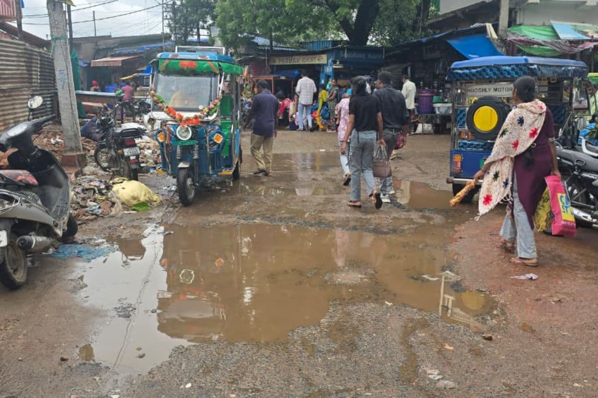 मानसून की पहली बारिश ने उजागर की चक्रधरपुर की सड़कों की बदहाली, गड्ढों से बढ़ा हादसों का खतरा