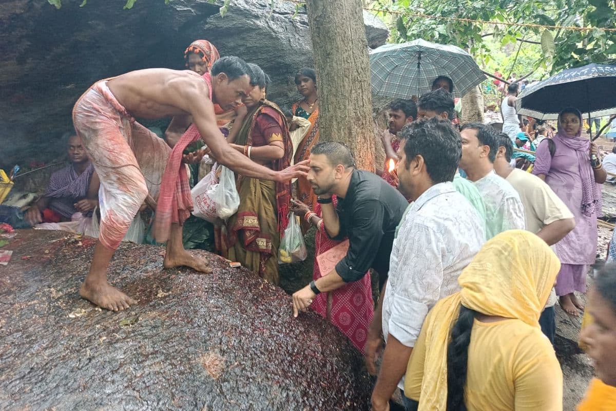 कनाईश्वर पहाड़ पर उमड़ा आस्था का जनसैलाब, अच्छी बारिश और सुख समृद्धि के लिए की गई पहाड़ पूजा कनाईश्वर पहाड़ पर उमड़ा आस्था का जनसैलाब, अच्छी बारिश और सुख समृद्धि के लिए की गई पहाड़ पूजा